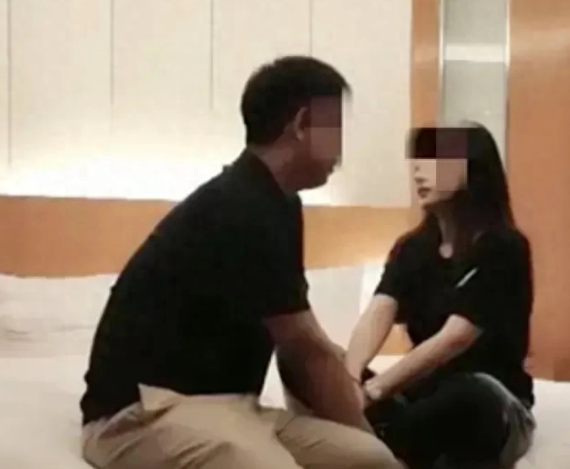 银行女生讲述多人运动经历，自曝婚内出轨三观尽毁！